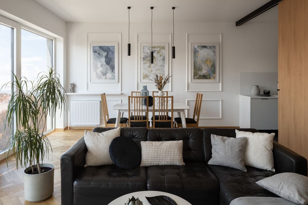 5 ideias de títulos:
1. Sala Preto e Branco: O Guia Definitivo para uma Decoração Atemporal
2. Transforme Sua Sala: Ideias Criativas com Preto e Branco
3. Preto e Branco na Sala: Equilíbrio Perfeito entre Elegância e Modernidade
4. Decoração de Sala P&B: Dicas Essenciais para um Ambiente Sofisticado
5. Minimalismo e Clássico: A Combinação Perfeita de Preto e Branco na Sua Sala