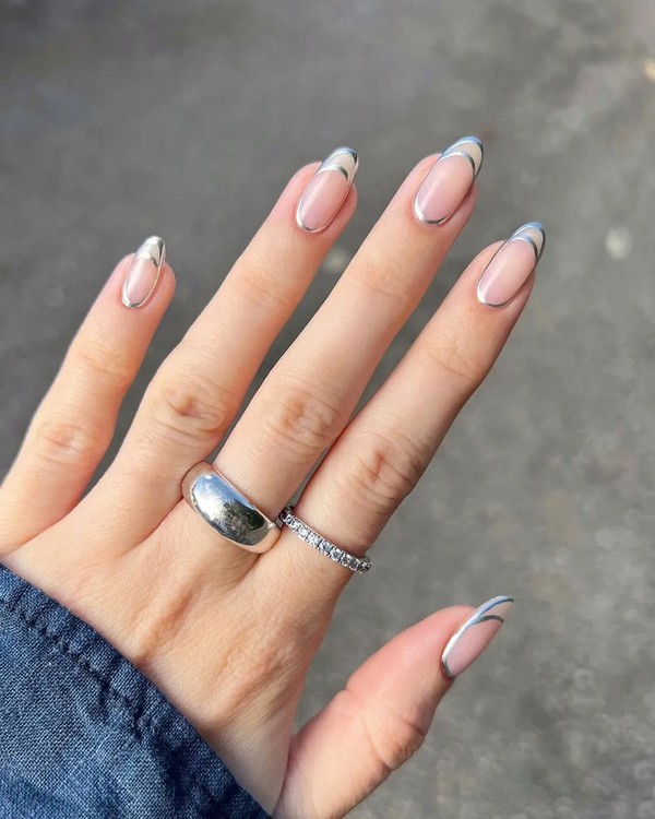 decoracao de unha francesinha repaginada com pontas metalizadas