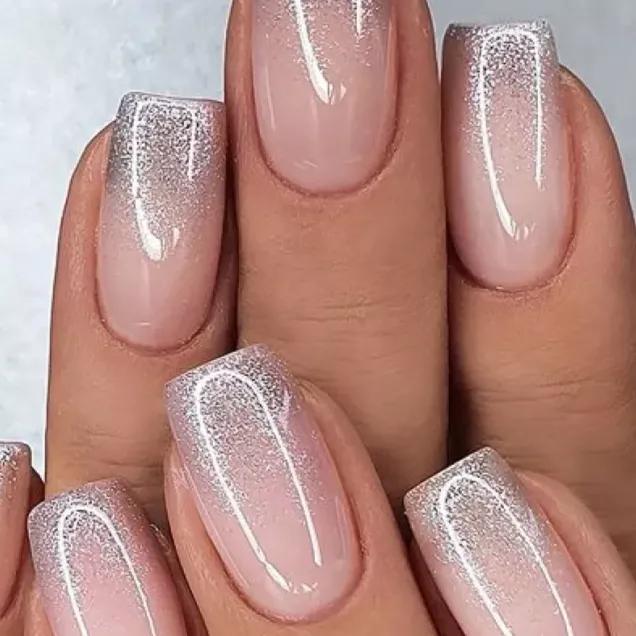 decoracao de unha francesinha repaginada com pontas metalizadas
