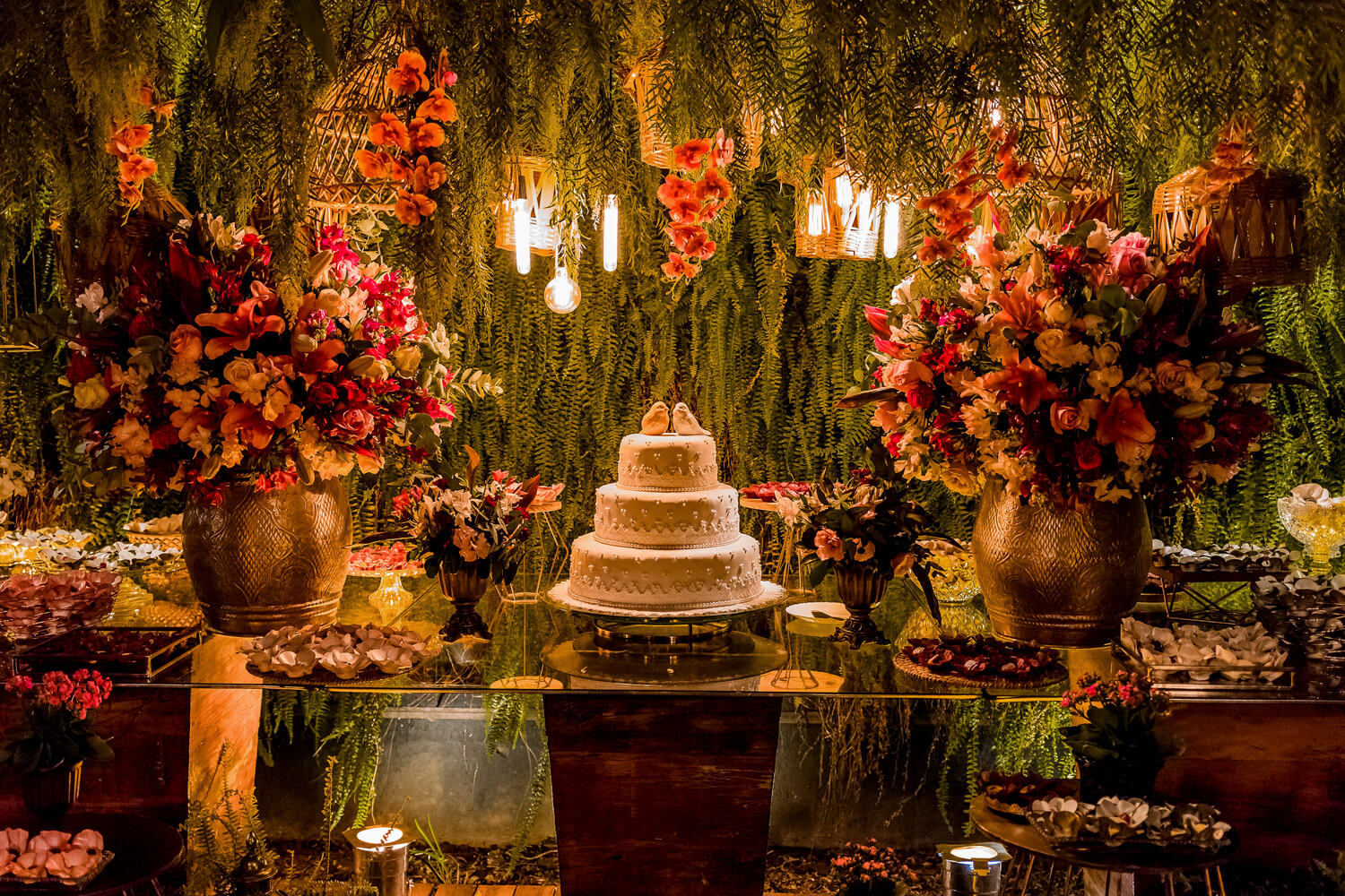 Iluminação para Mesa de Casamento: Velas e Castiçais em Destaque