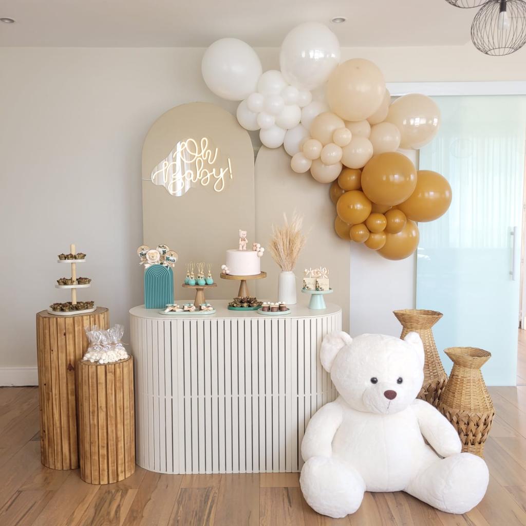 Decoração de Mesa Principal para Chá de Bebê com Itens Reutilizados