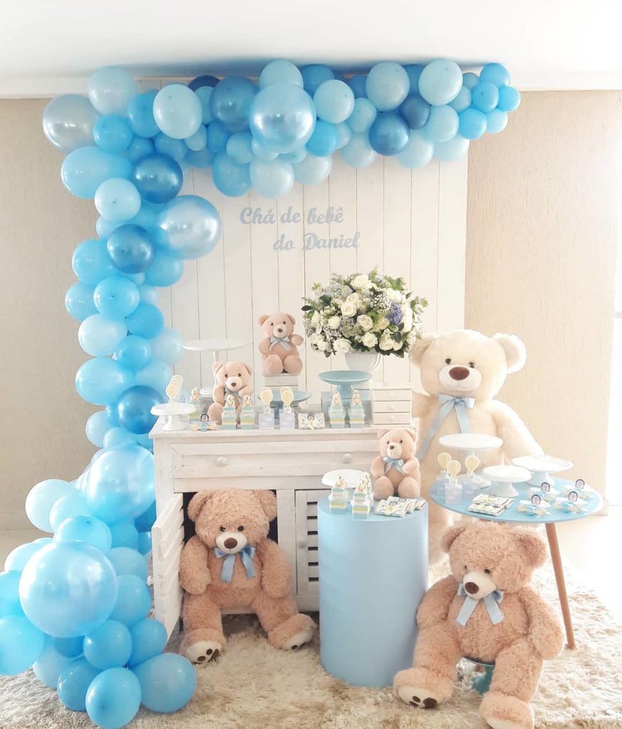 Decoração de Mesa Principal para Chá de Bebê com Itens Reutilizados