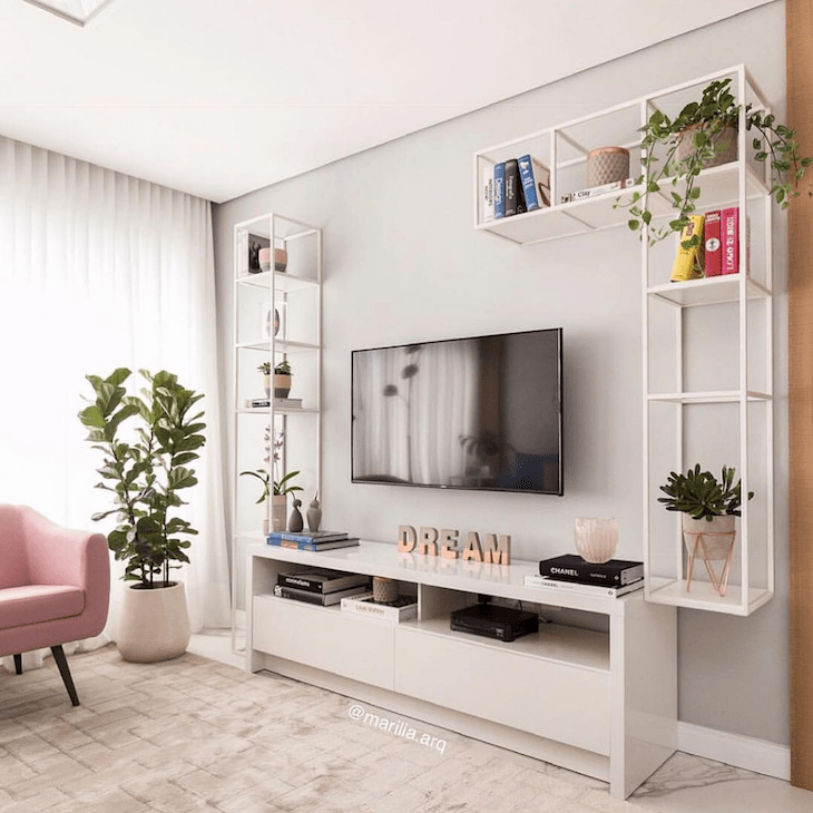 5 ideias de títulos: 1. Transforme seu Rack: Dicas Essenciais de Decoração. 2. Rack da Sala: Do Básico ao Sofisticado. 3. Decoração de Rack: Menos é Mais? 4. O Poder dos Detalhes na Decoração do Rack. 5. Rack: O Ponto Focal da Sua Sala.
