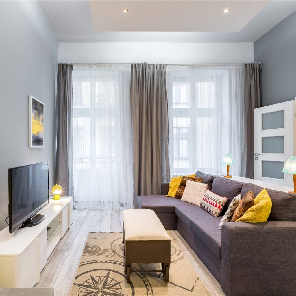 decoração de sala pequena com espelhos e plantas gastando pouco