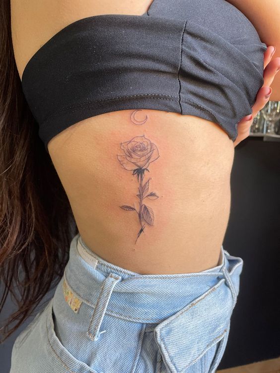 dor tatuagem costela feminina