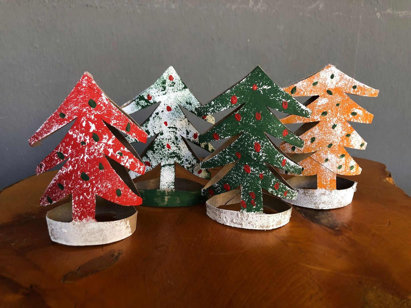 Transforme Rolos de Papel em Flores e Folhagens para sua Guirlanda de Natal