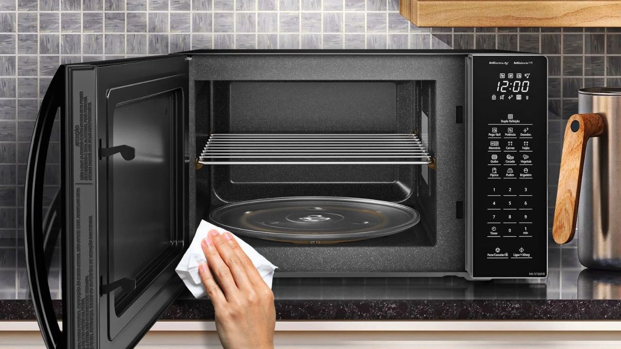 o que nao usar para limpar microondas
