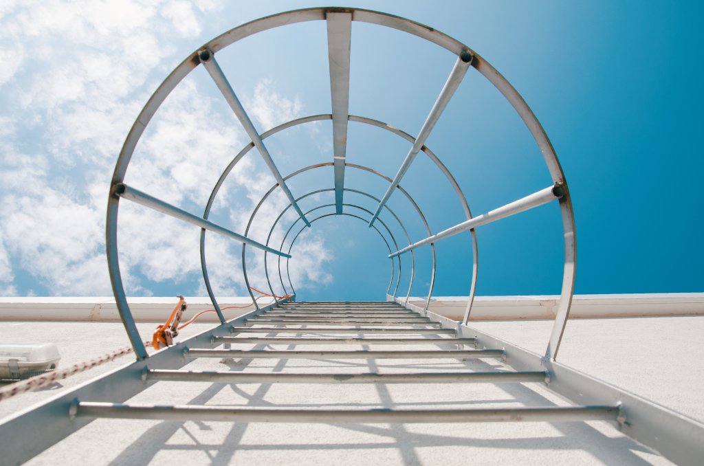 Manutenção e Durabilidade: Escolhendo o Material Certo para sua Escada Marinheiro