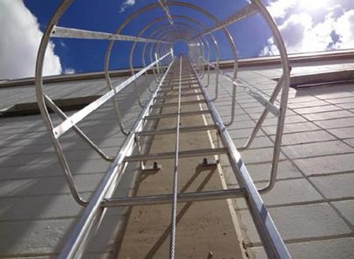 Segurança em Altura: A Importância da Linha de Vida em Escadas Marinheiro