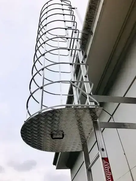 Manutenção e Durabilidade: Escolhendo o Material Certo para sua Escada Marinheiro