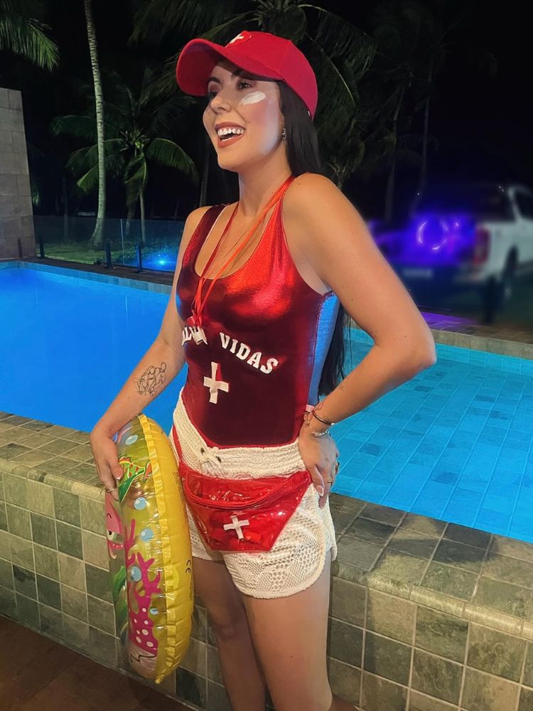 fantasia de carnaval simples vs fantasia elaborada