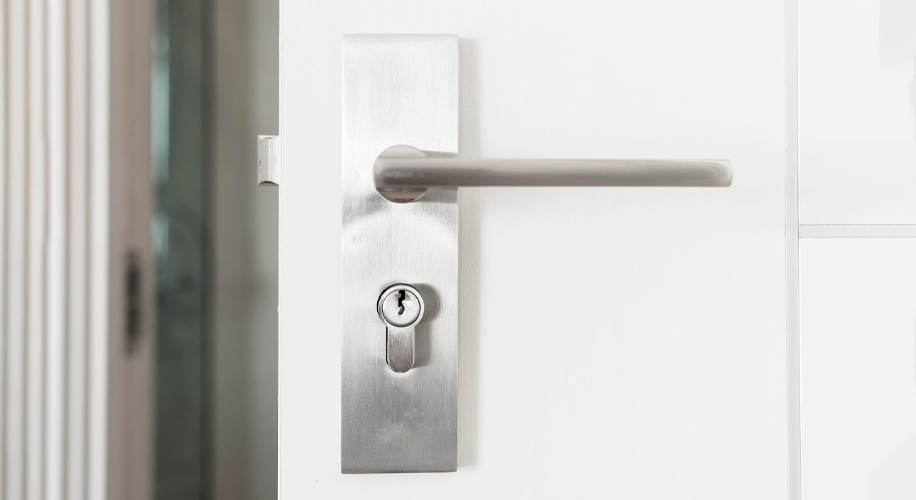 como instalar fechadura digital em porta de madeira