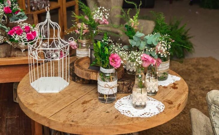 Ideias de Iluminação Aconchegante para Casamento Rústico ao Ar Livre