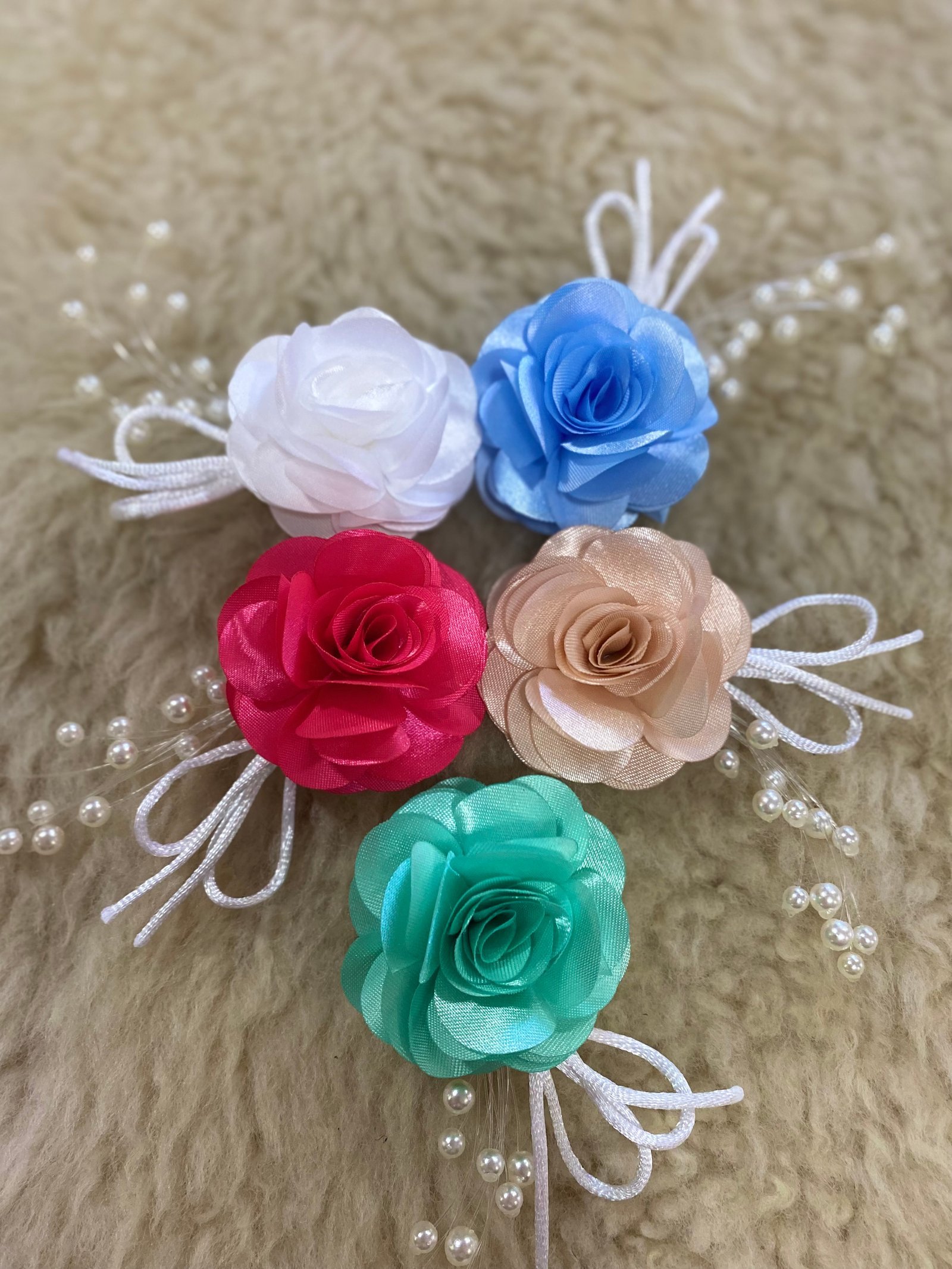 Os Melhores Tecidos para Criar Flores de Cabelo Duráveis e Bonitas