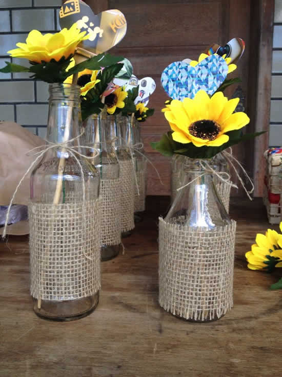 garrafas de vidro decoradas com juta
