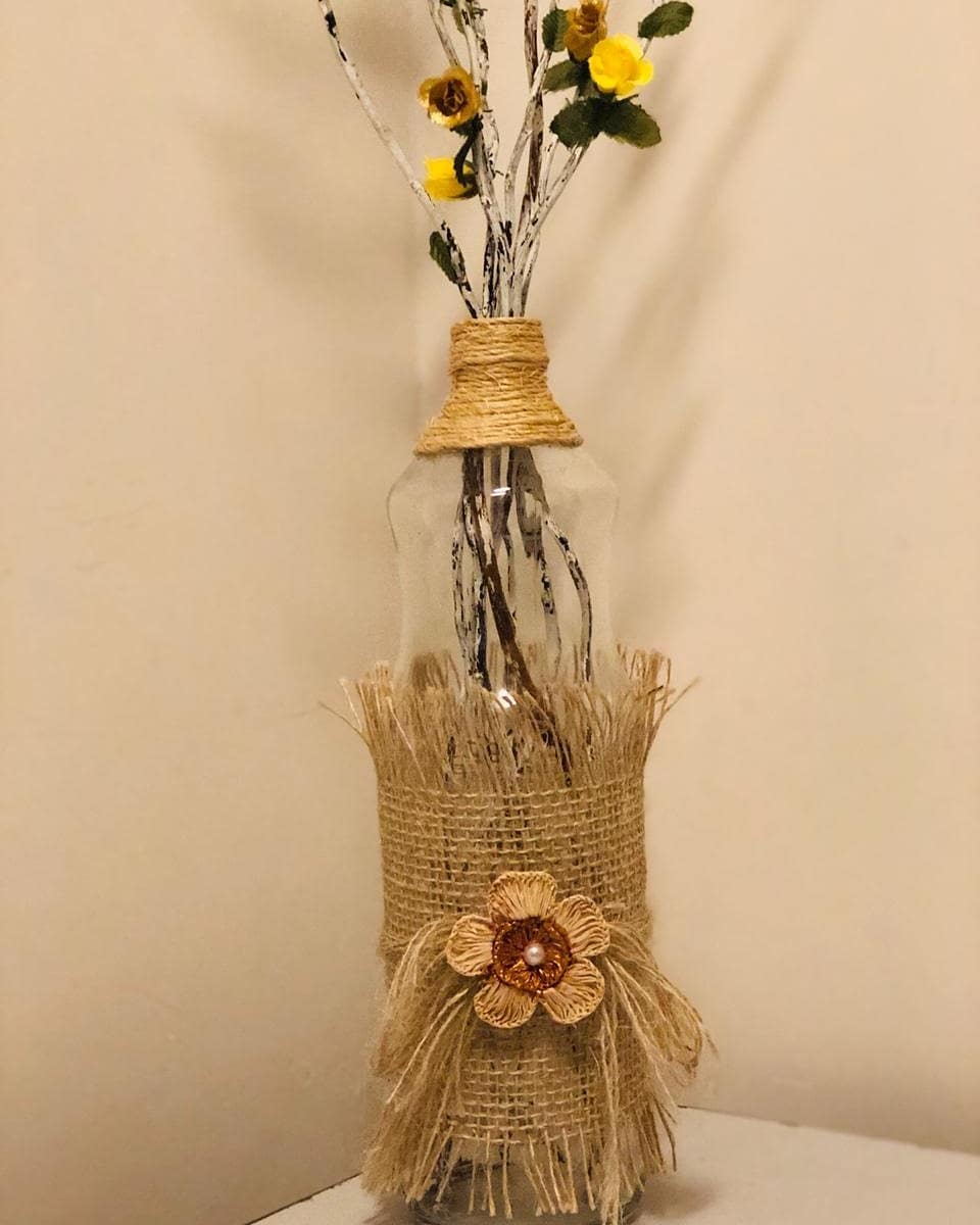 garrafas de vidro decoradas com juta