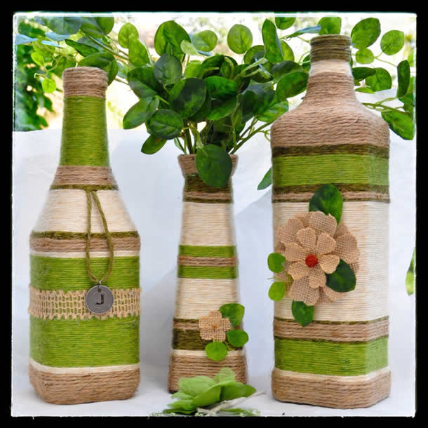 garrafas de vidro decoradas com juta