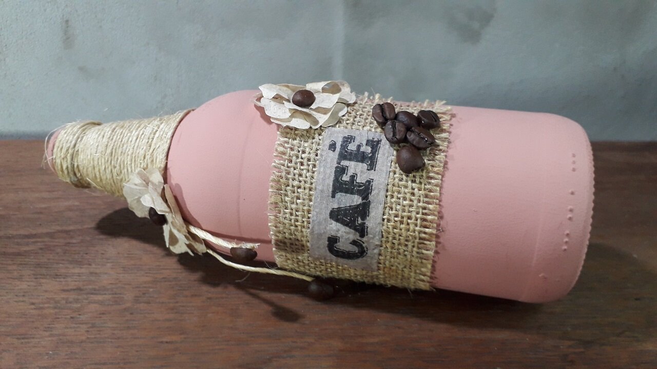 garrafas de vidro decoradas com juta
