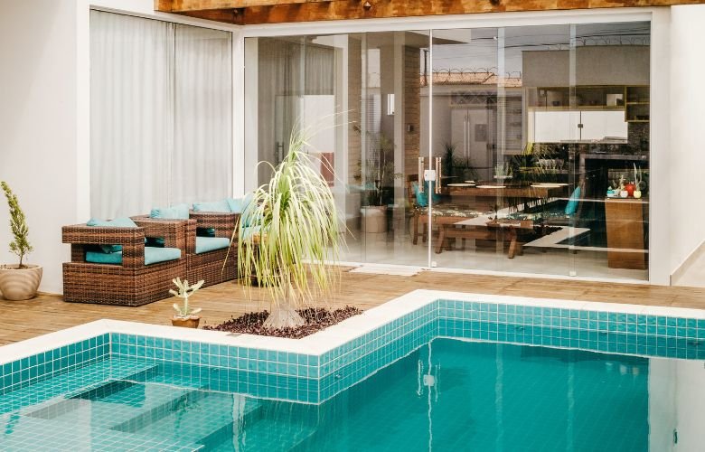 decoracao area de piscina pequena vs grande