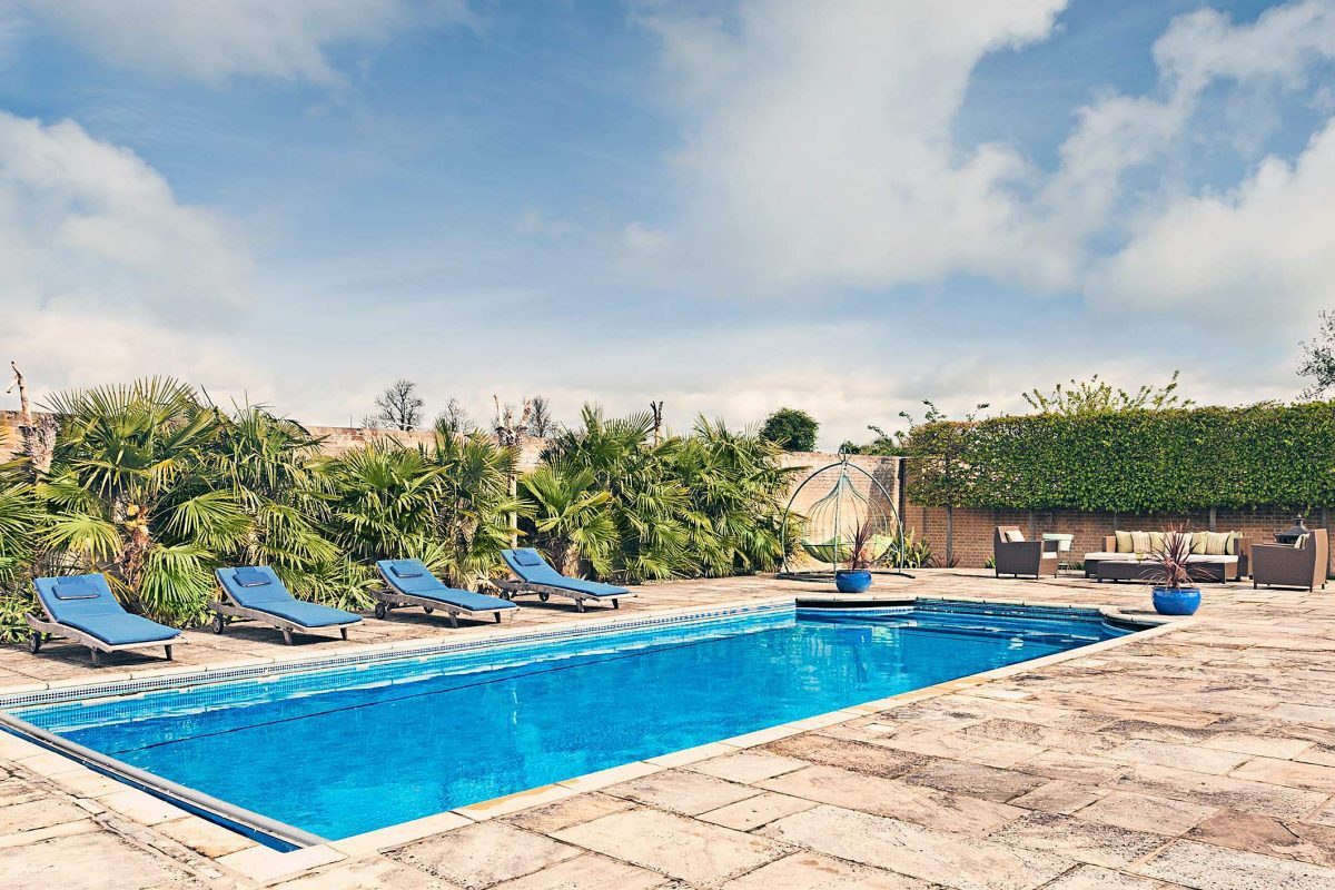 como decorar area de piscina com plantas