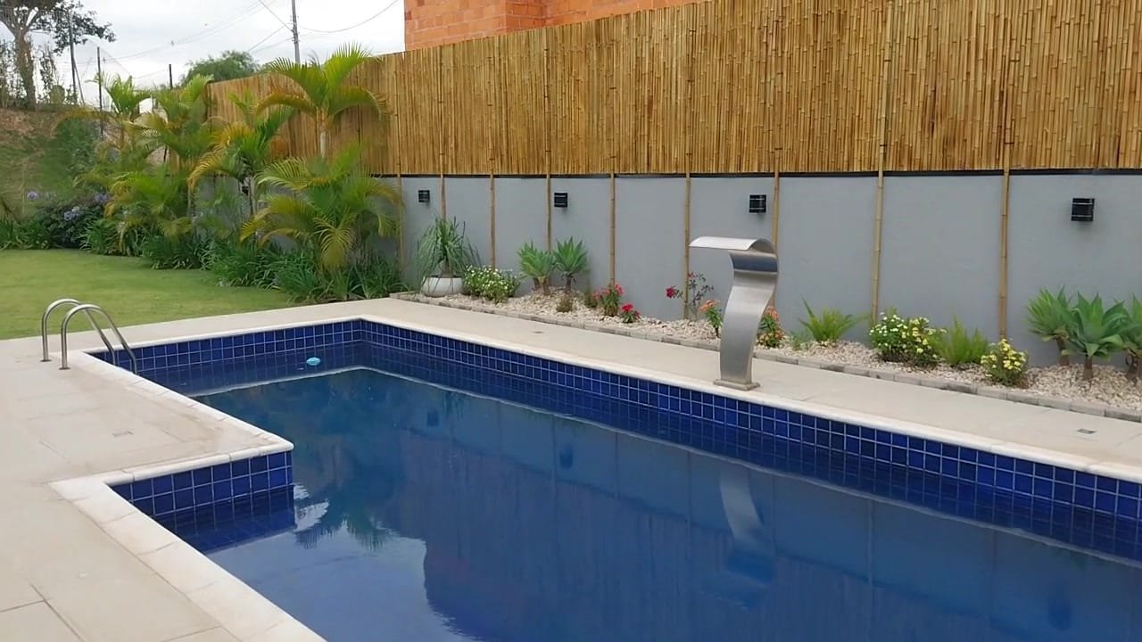 decoracao area de piscina pequena vs grande