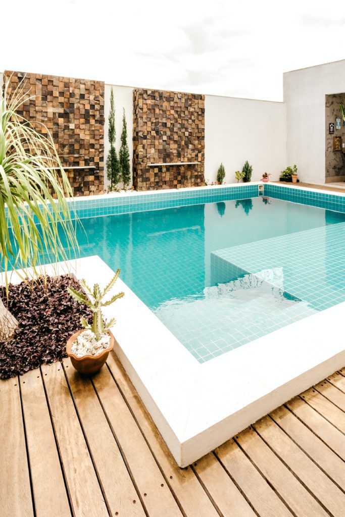 como decorar area de piscina com plantas