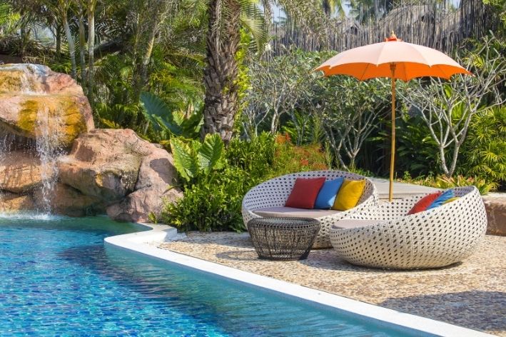 erros comuns ao decorar area de piscina