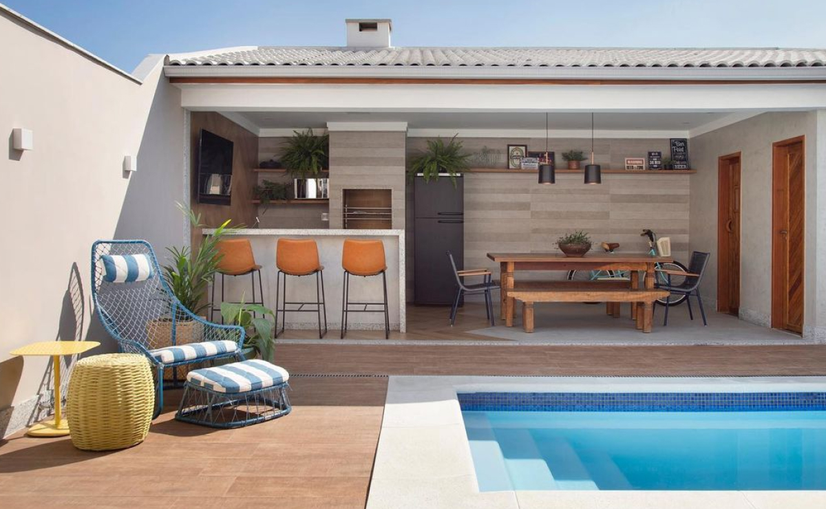 decoracao area de piscina pequena vs grande