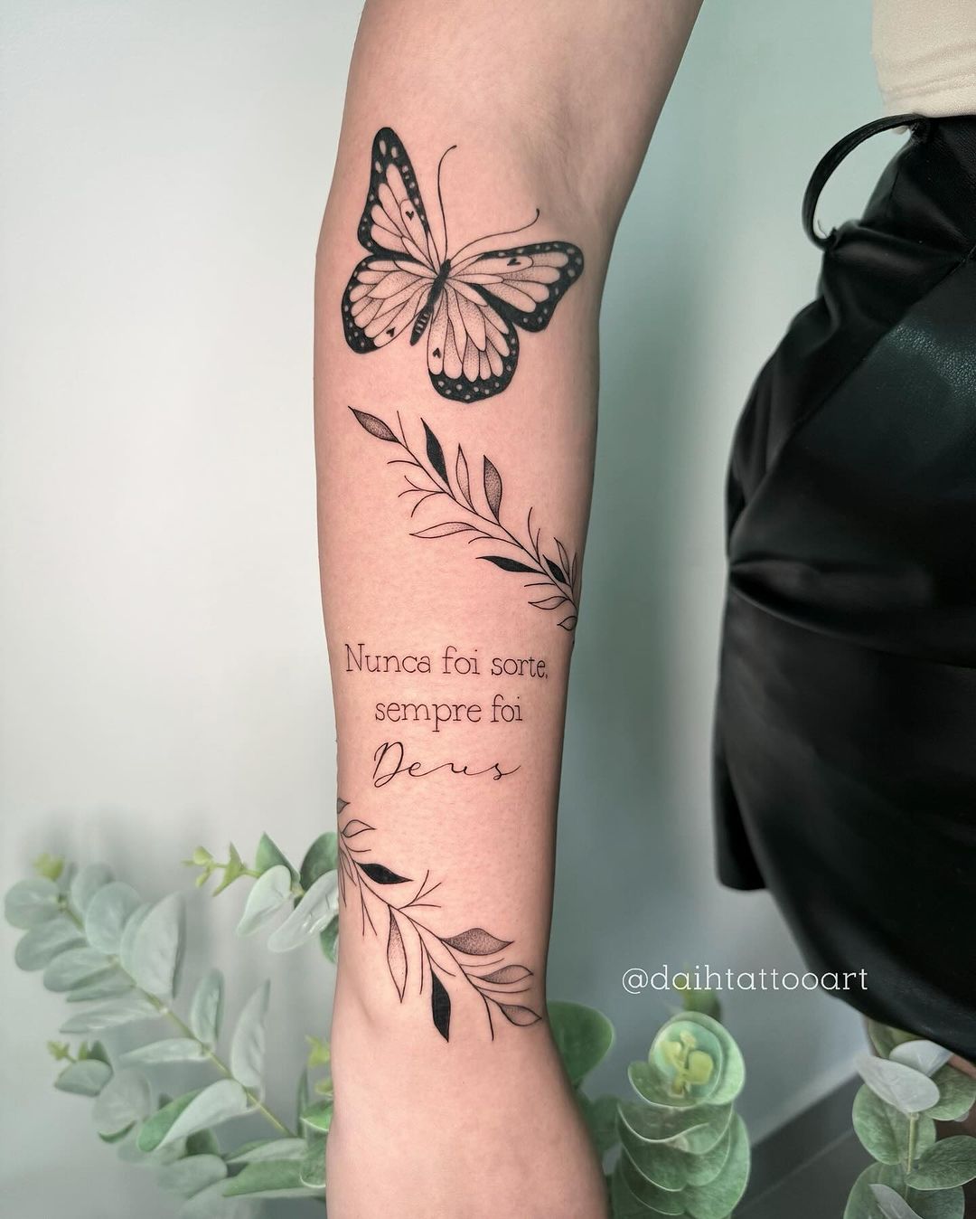 tatuagem borboleta fineline vs aquarela qual a melhor