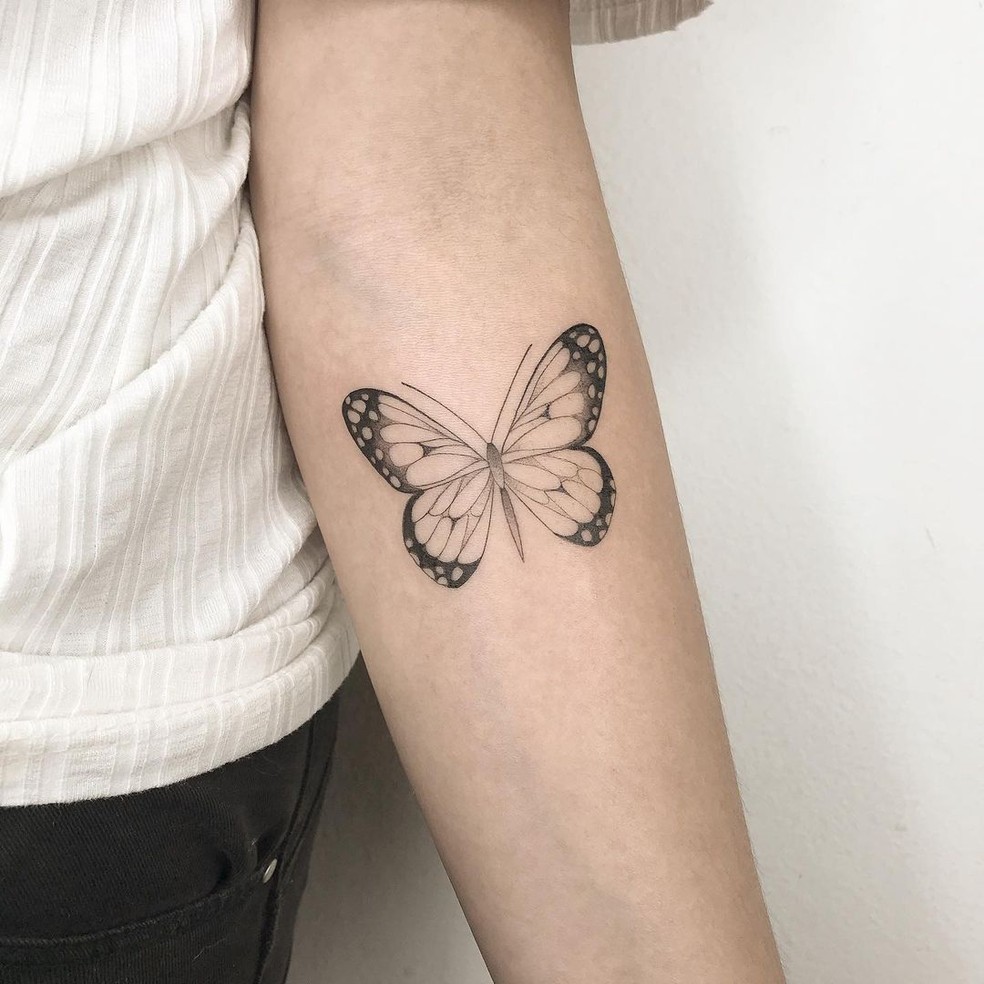 tatuagem borboleta fineline vs aquarela qual a melhor