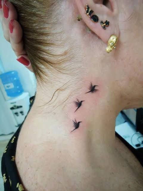 tatuagem pescoço feminina pequena fine line ou micro realismo
