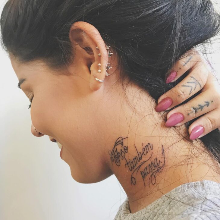 ideias tatuagem pescoço feminina pequena fotos