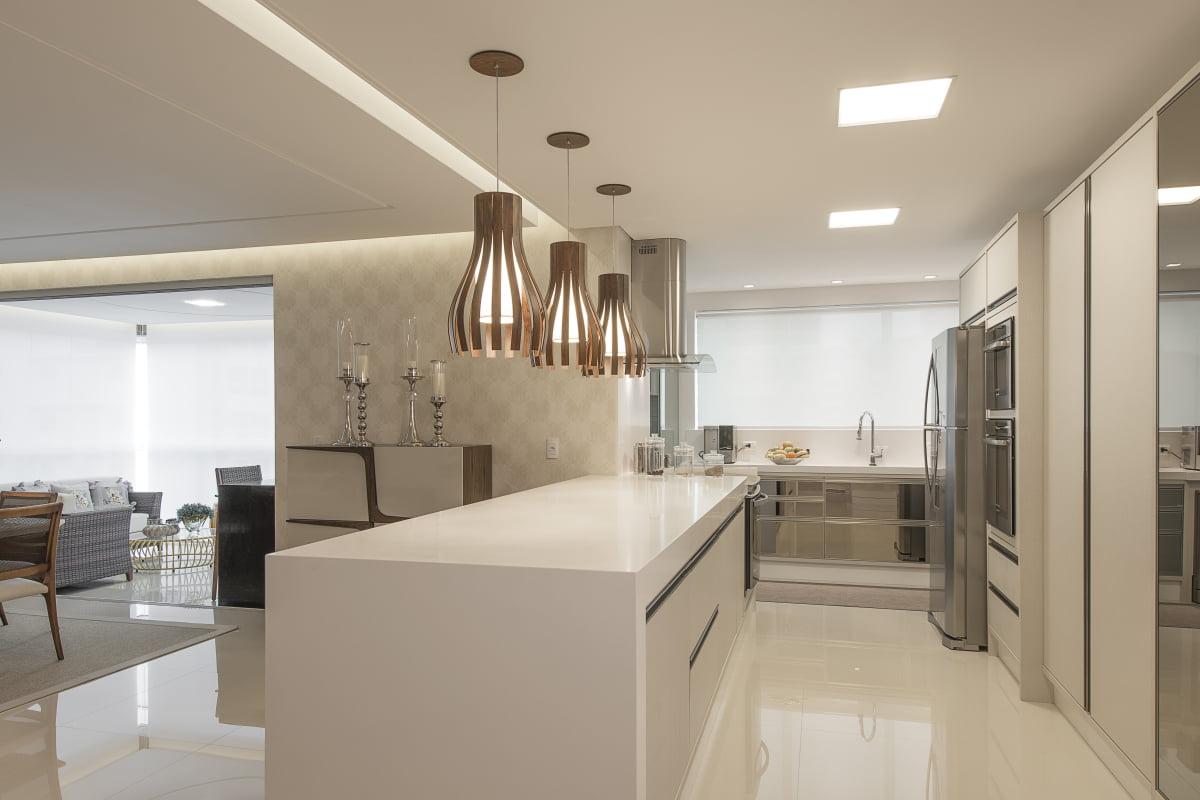 5 ideias de títulos: 1. Iluminação de Cozinha Americana: Guia Completo para Valorizar seu Espaço. 2. Pendentes e Spots: Como Escolher a Iluminação Perfeita para sua Bancada. 3. Temperatura de Cor na Cozinha: Branca Neutra vs. Amarela para Cada Ambiente. 4. Iluminação LED na Cozinha: Eficiência e Estilo para sua Casa. 5. Cozinha Integrada: Dicas de Iluminação para Criar Ambientes Harmoniosos.