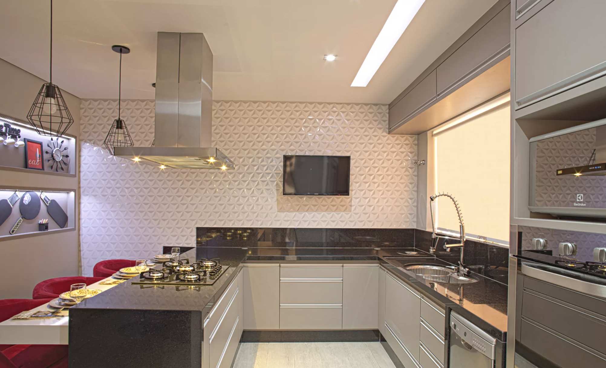 5 ideias de títulos: 1. Iluminação de Cozinha Americana: Guia Completo para Valorizar seu Espaço. 2. Pendentes e Spots: Como Escolher a Iluminação Perfeita para sua Bancada. 3. Temperatura de Cor na Cozinha: Branca Neutra vs. Amarela para Cada Ambiente. 4. Iluminação LED na Cozinha: Eficiência e Estilo para sua Casa. 5. Cozinha Integrada: Dicas de Iluminação para Criar Ambientes Harmoniosos.