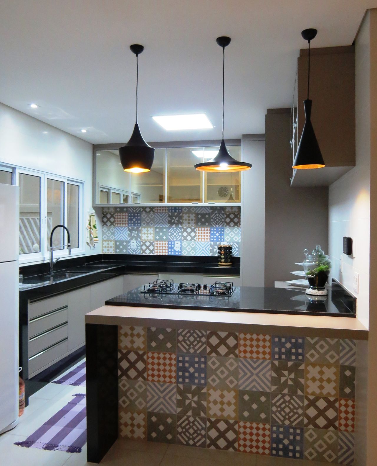 5 ideias de títulos: 1. Iluminação de Cozinha Americana: Guia Completo para Valorizar seu Espaço. 2. Pendentes e Spots: Como Escolher a Iluminação Perfeita para sua Bancada. 3. Temperatura de Cor na Cozinha: Branca Neutra vs. Amarela para Cada Ambiente. 4. Iluminação LED na Cozinha: Eficiência e Estilo para sua Casa. 5. Cozinha Integrada: Dicas de Iluminação para Criar Ambientes Harmoniosos.