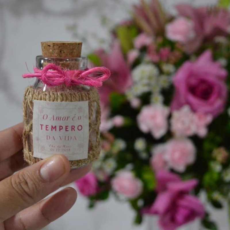 Lembrancinhas Úteis e Baratas para Chá de Mulheres: Chaveiros e Canetas Personalizadas