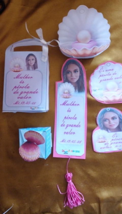 Lembrancinhas Úteis e Baratas para Chá de Mulheres: Chaveiros e Canetas Personalizadas