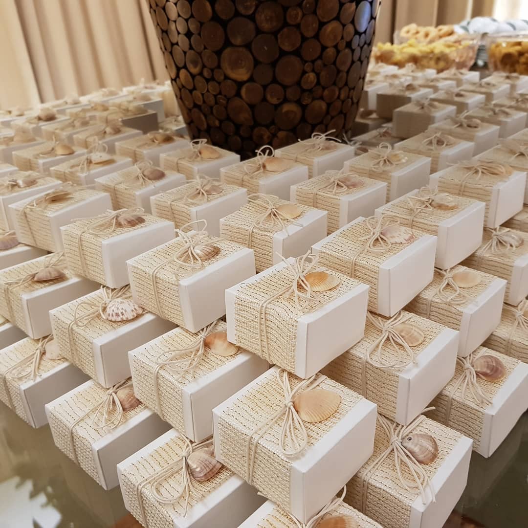 Como escolher lembrancinhas de 15 anos que combinem com o tema da festa