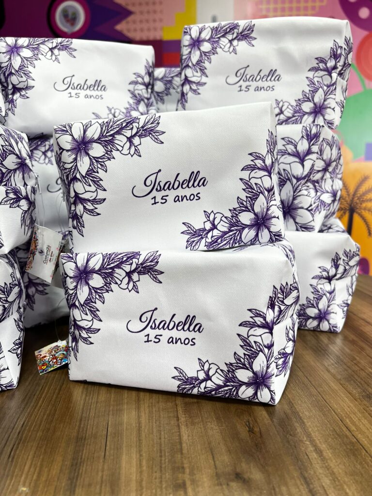 Como escolher lembrancinhas de 15 anos que combinem com o tema da festa