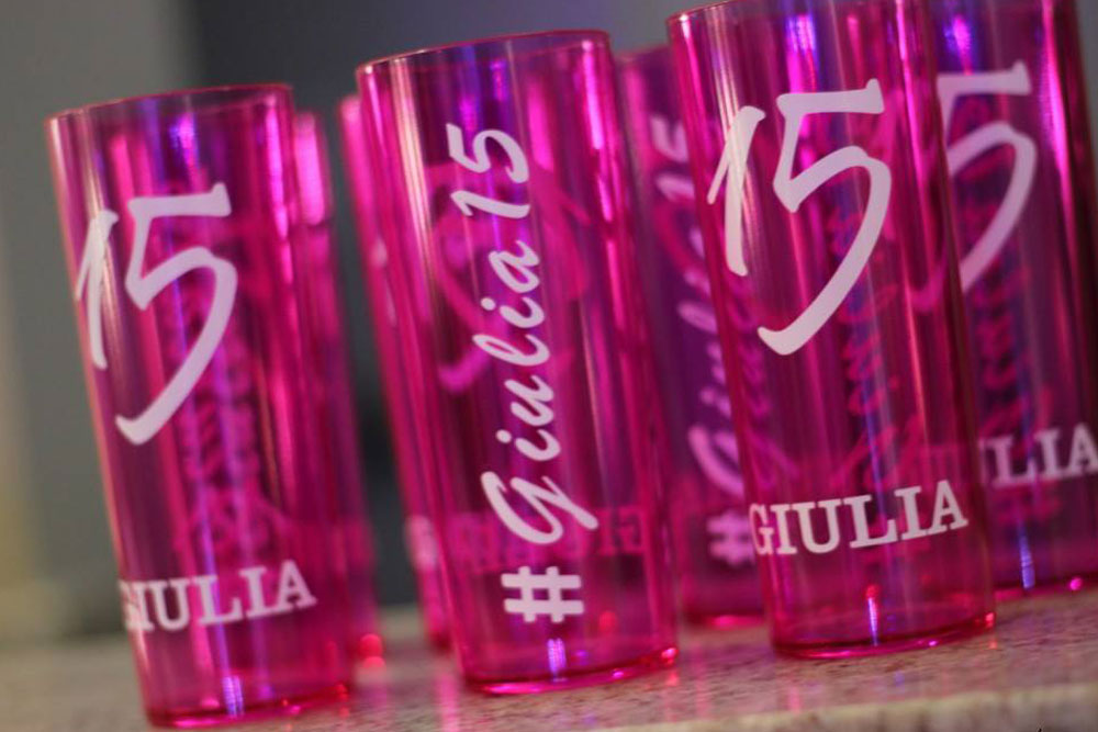 Como escolher lembrancinhas de 15 anos que combinem com o tema da festa