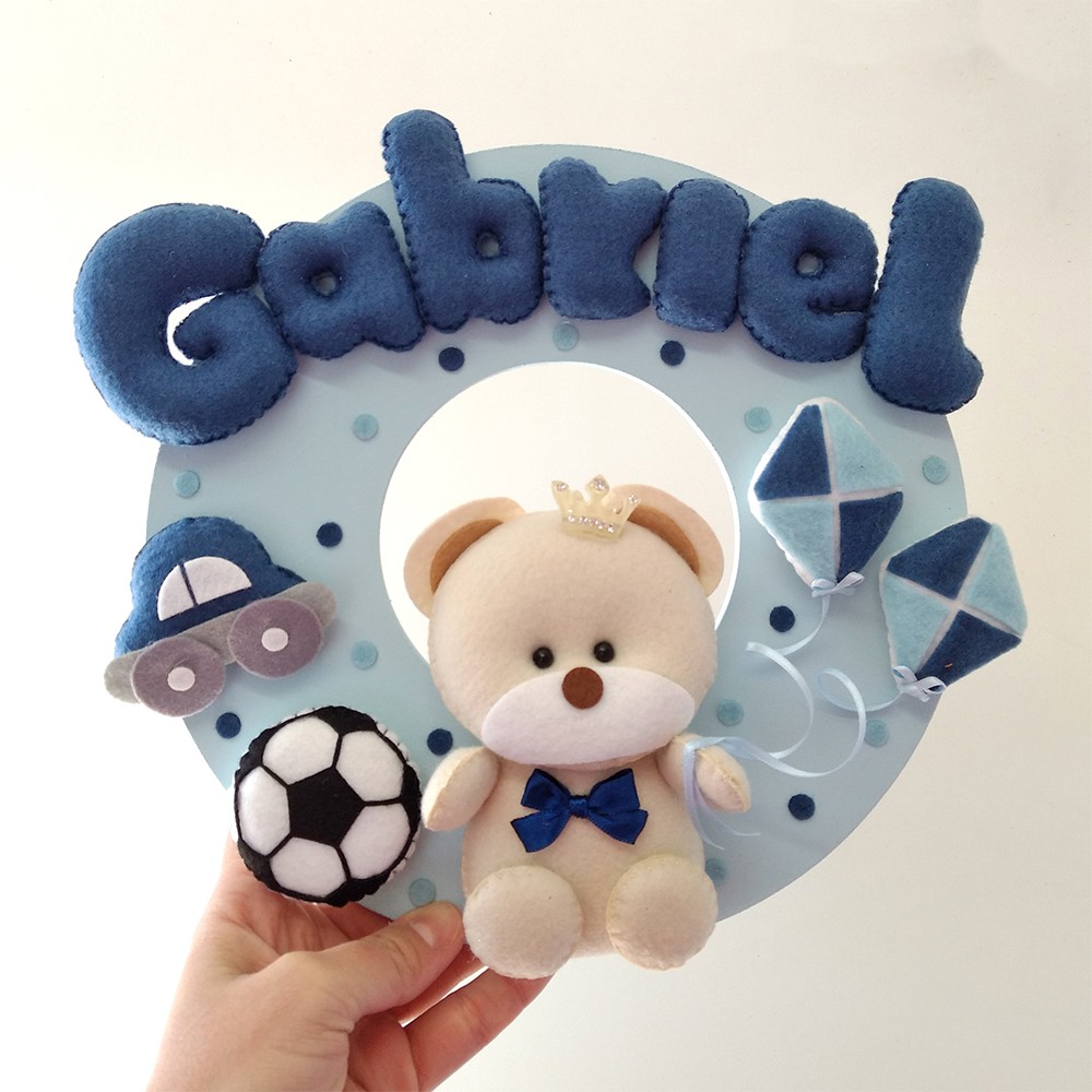 Tendências de Lembrancinhas de Maternidade: Coroa Dourada e Combinações de Cores