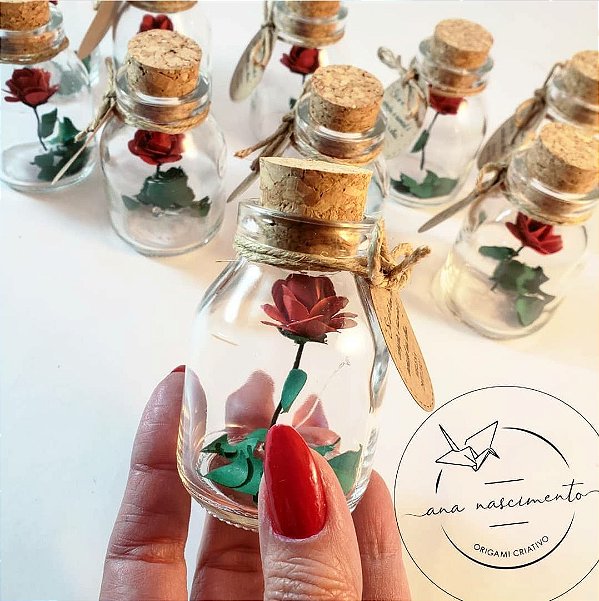 Lembrancinhas funcionais com garrafas: vasos e luminárias