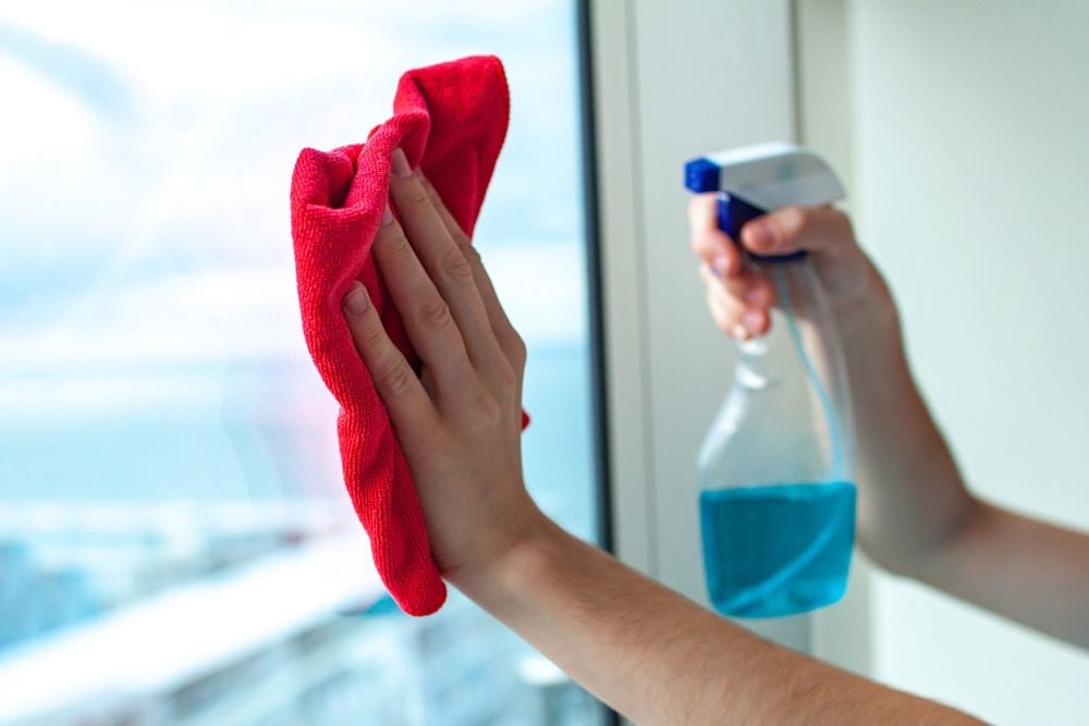 5 ideias de títulos:
1. O Segredo do Limpa Vidros Perfeito: Receitas Caseiras que Funcionam!
2. Diga Adeus às Manchas: Como Fazer Limpa Vidros Caseiro Eficaz.
3. Limpeza de Vidros Descomplicada: Receitas com Ingredientes que Você Tem em Casa.
4. Brilho Impecável: As Melhores Misturinhas Caseiras para Limpar Vidros.
5. Box de Banheiro Impecável: Receitas Caseiras para Manchas Difíceis.