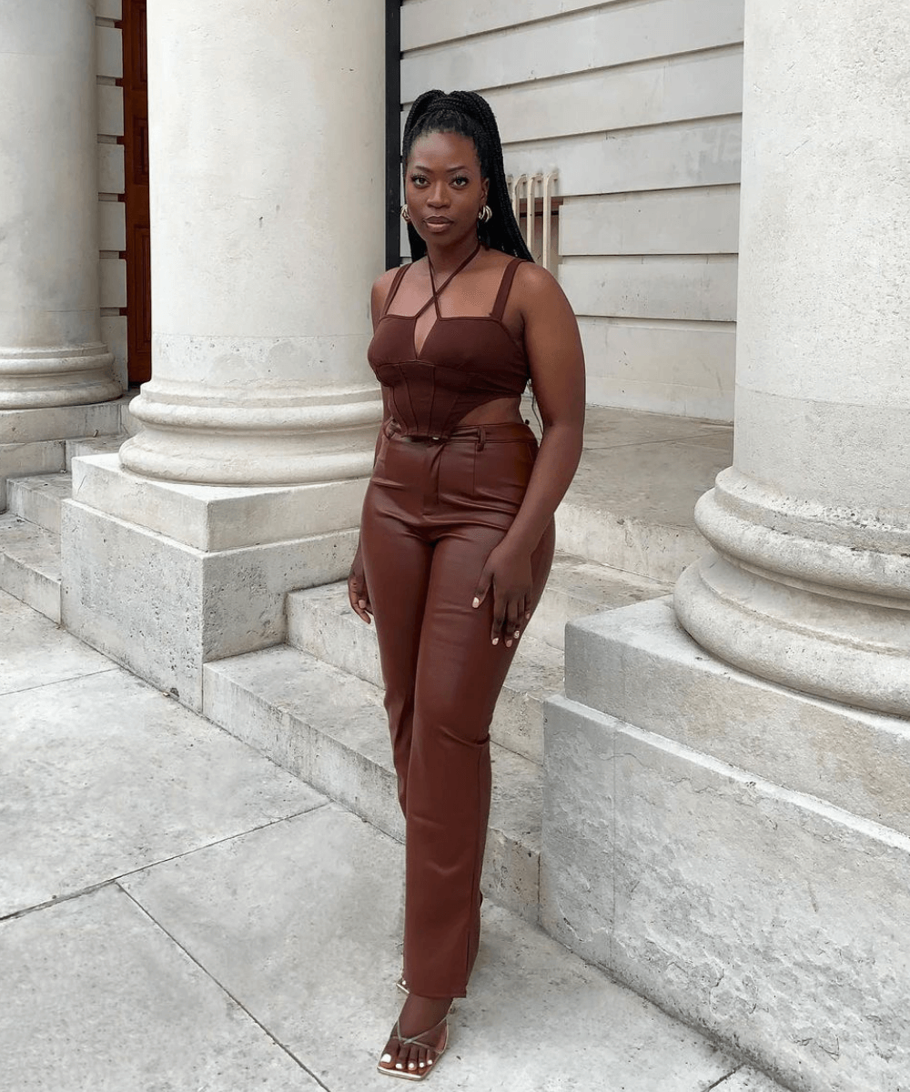 Calça Cirrê vs. Calça de Couro Fake: Qual a Melhor Opção para Seu Estilo?