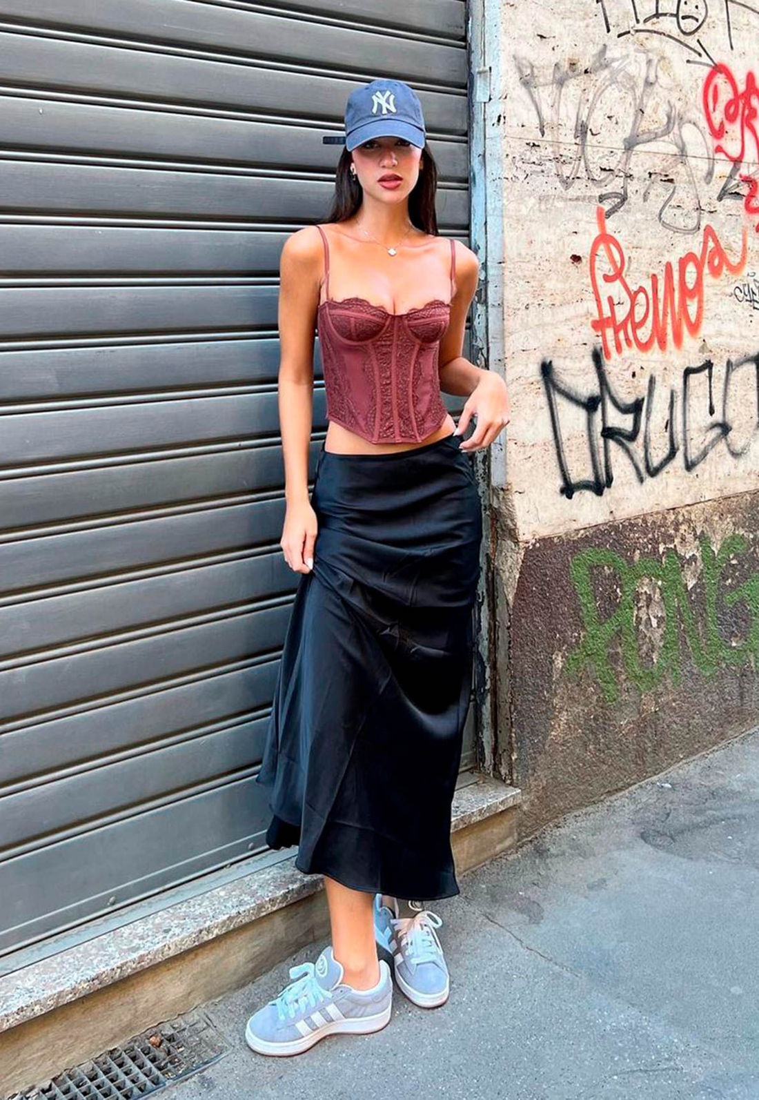 Saia de cetim midi vs. longa: Qual a melhor para cada ocasião?