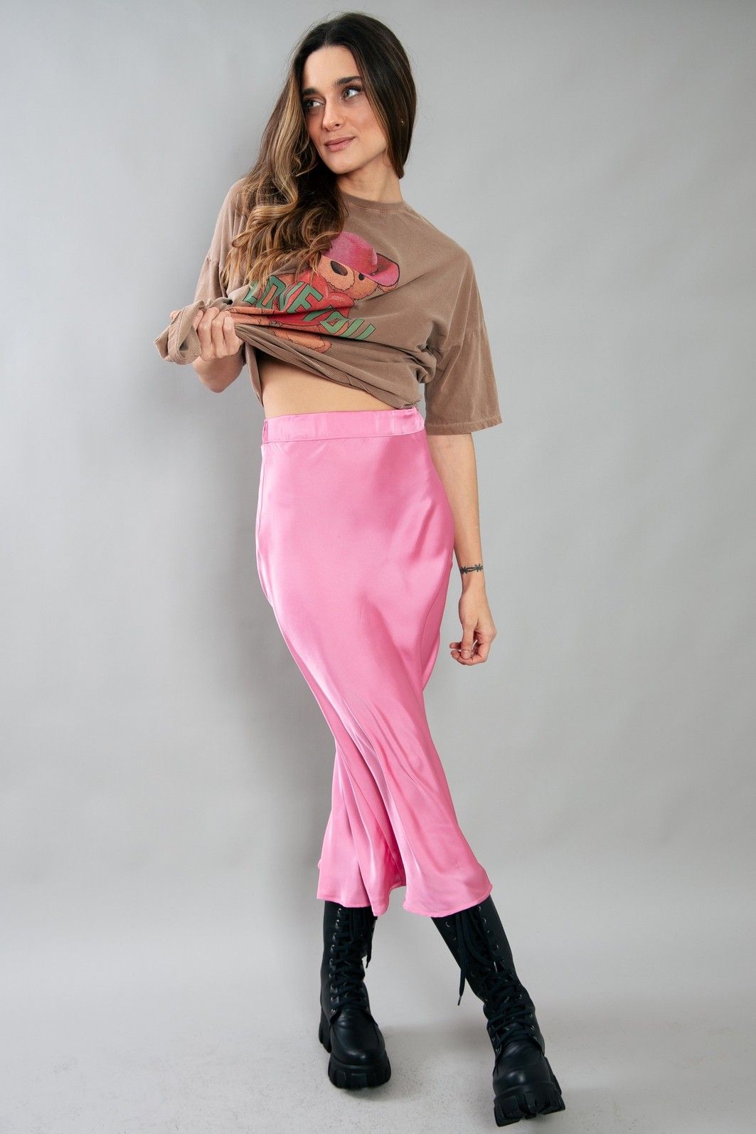 10 acessórios essenciais para elevar seu look com saia de cetim