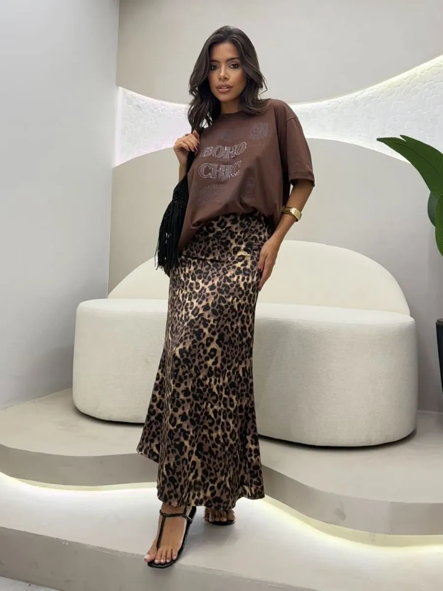 Saia de cetim midi vs. longa: Qual a melhor para cada ocasião?