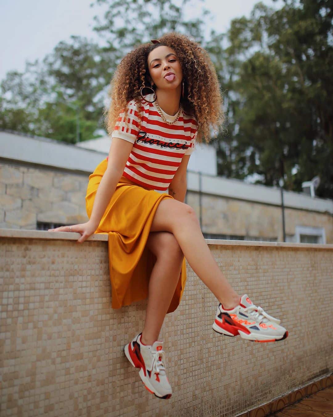 looks com tênis colorido