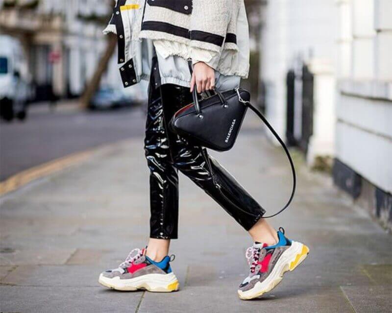 looks com tênis colorido