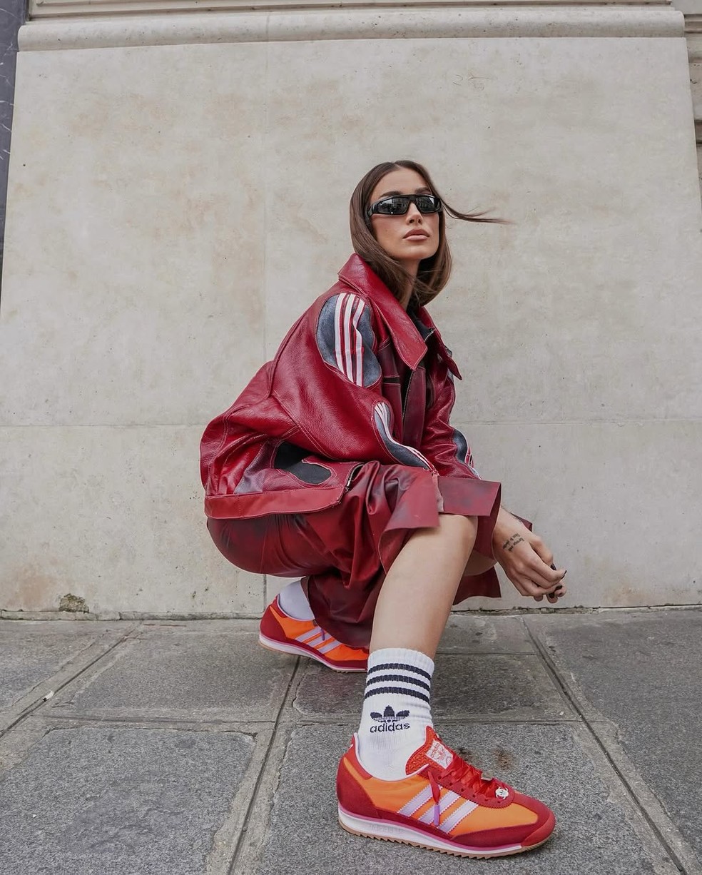 looks com tênis colorido